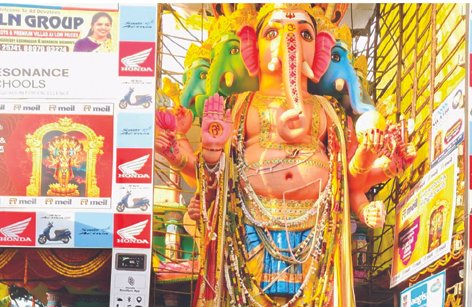 ఖైరతాబాద్ గణేష్‌ను దర్శించుకున్న బీఆర్ఎస్ నాయకులు - Additional Image